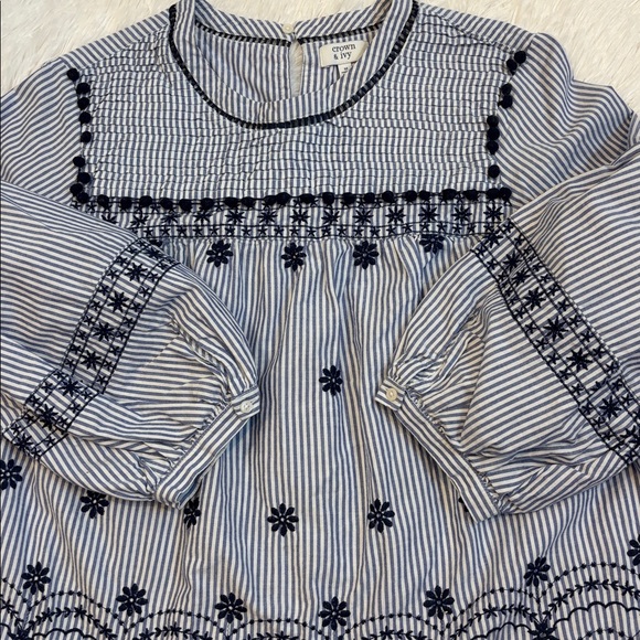 Crown & Ivy Blue & White Striped Top Navy Floral Embroidered Eyelet Design SZ M - Picture 5 of 6